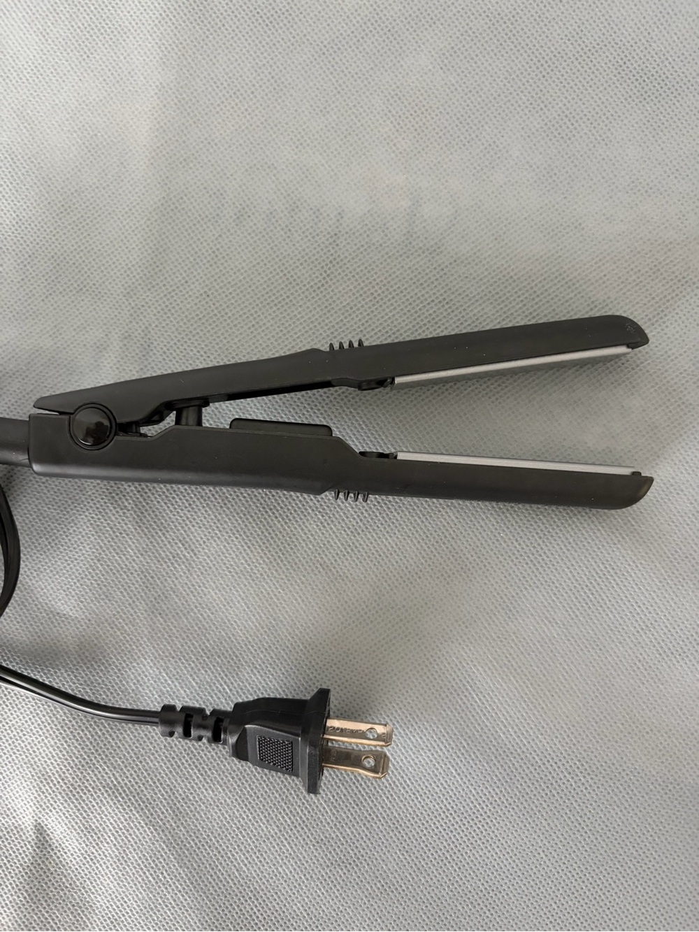 Mini Hair Straightener
Conair Flat Iron CS80RM Black Excellent Condition(F198)